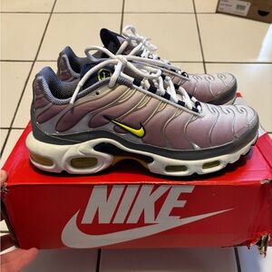 NIKE AIR MAX PLUS VIOLET DUST/HIGH VOLTAGE
POUSSIERE WMNS SIZE 8 FN8007 500